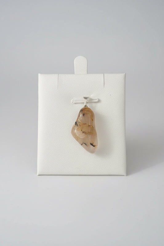 Rutielkwarts hanger met gouden naalden in kwarts