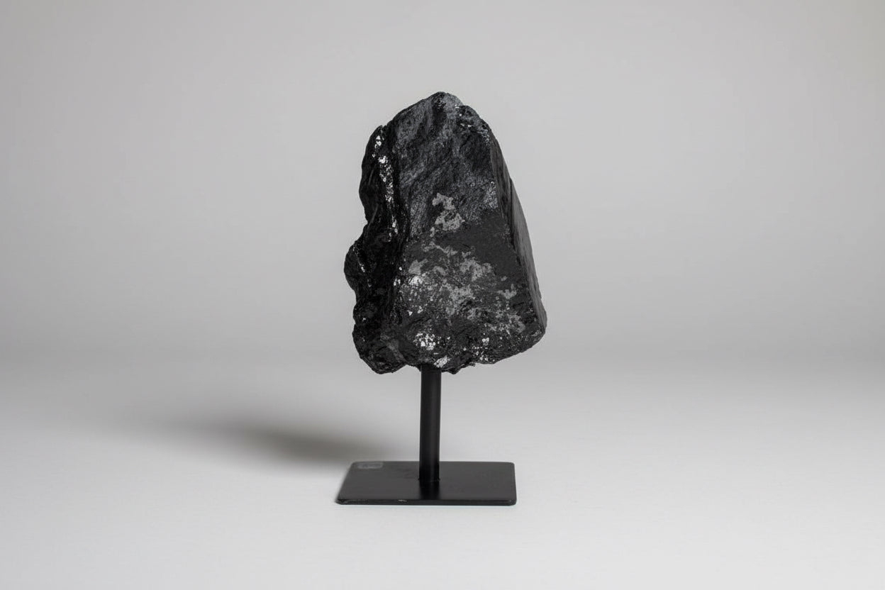 Zwarte toermalijn op standaard