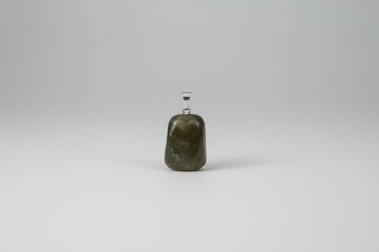 Labradoriet hanger met blauwe en groene flash
