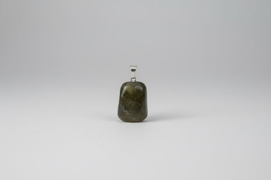 Labradoriet hanger met blauwe en groene flash