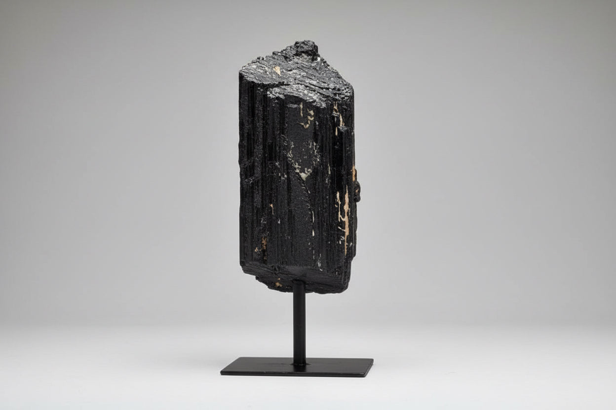 Zwarte toermalijn op standaard