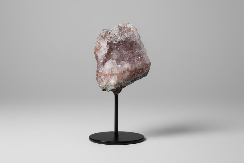 Roze amethist cluster op pin met zachte paarse gloed