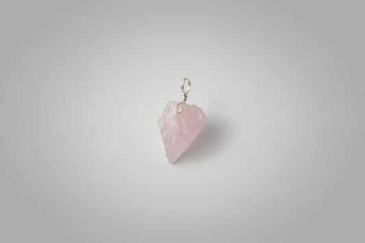 Rozenkwarts hanger in zacht roze hartvorm