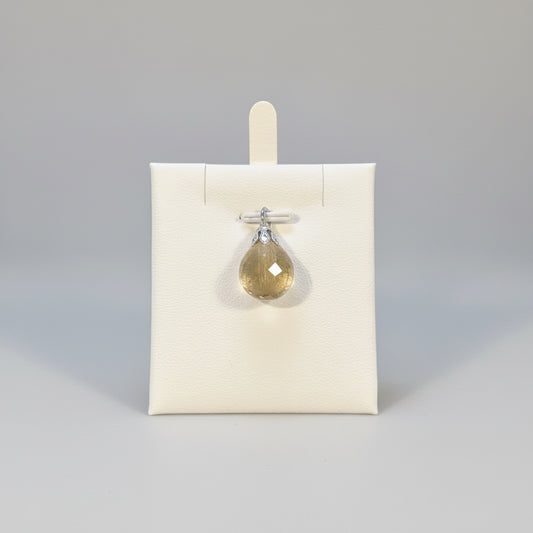 Rutielkwarts hanger met gouden naalden