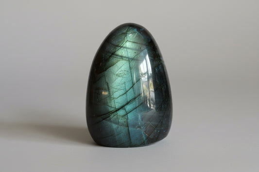 Labradoriet sculptuur met blauwe en groene flash