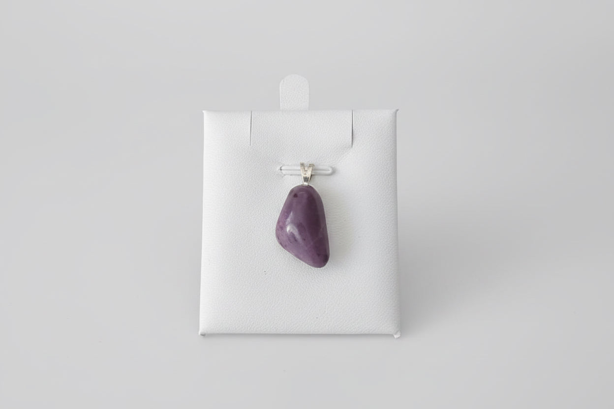 Lavendel jade hanger met zachte paarse tint