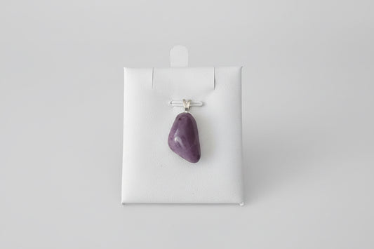 Lavendel jade hanger met zachte paarse tint