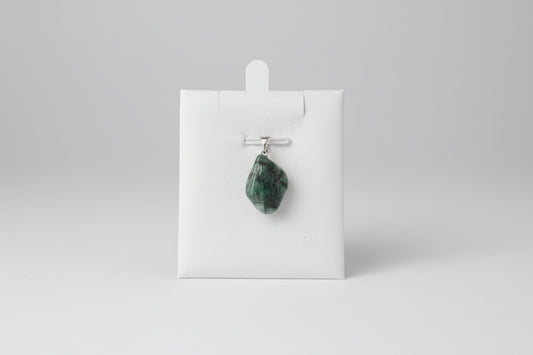 Groene smaragd hanger met glanzende facetten