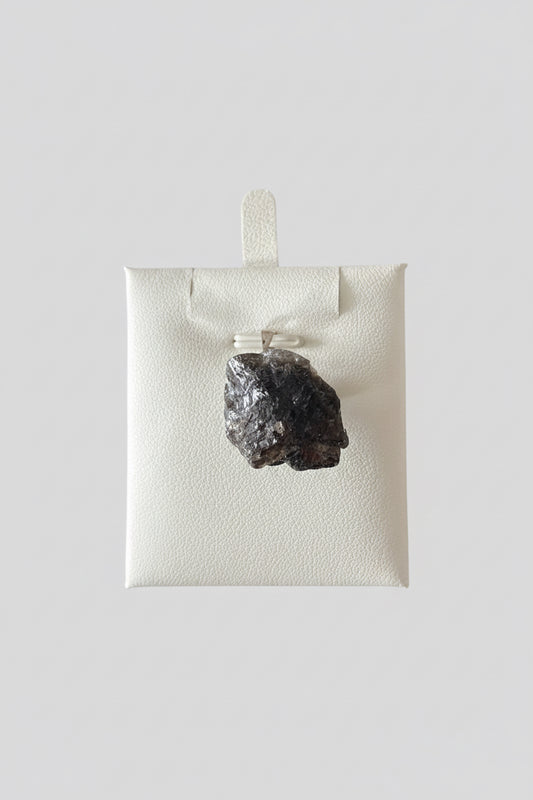 Ruwe rookkwarts hanger met rookgrijze kleur