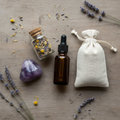 Slaap Ritueel Kit – amethist trommelsteen, slaapthee, tinctuur en kruidenzakje op houten ondergrond
