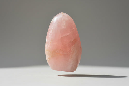 Rozenkwarts sculptuur in zachte roze tint