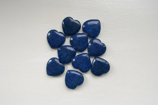 Kleine lapis lazuli hartjes met diepblauwe kleur