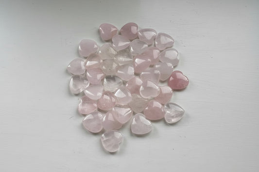 Kleine rozenkwarts hartjes in zachte roze tinten