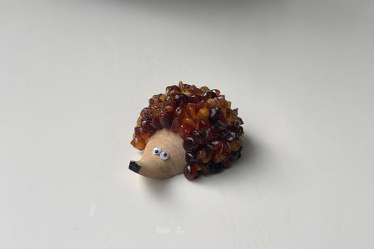 Barnsteen egel beeldje voor bescherming