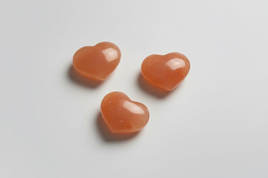 Oranje seleniet hartje met warme gloed