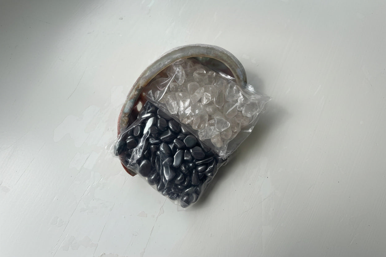 Abaloneschelp met op- en ontlaadstenen erin