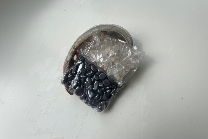 Abaloneschelp met op- en ontlaadstenen erin