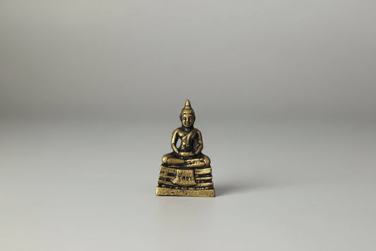 Klein mediterend boeddha beeldje van 3 cm