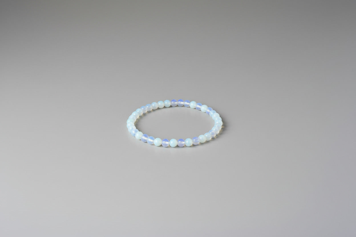 Opaliet armband 6 mm met melkachtige glans