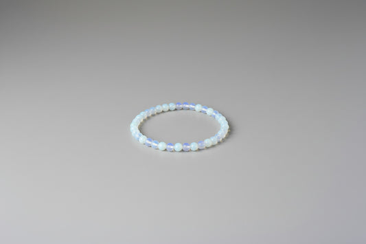 Opaliet armband 6 mm met melkachtige glans