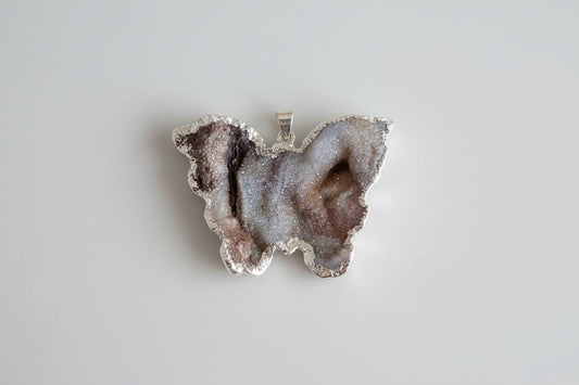 Chalcedoon hanger in vlinder vorm