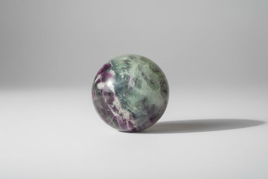Gepolijste fluoriet bol met kleurzones