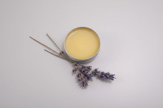 Potje handgemaakte lavendel zalf met paarse tint