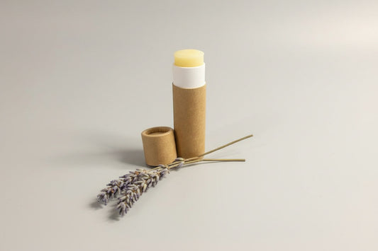 Kartonnen push-up lippenbalsem met goudsbloem en bijenwas