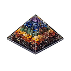 Orgoniet piramide van 7 cm met zeven chakra-stenen en spiraal
