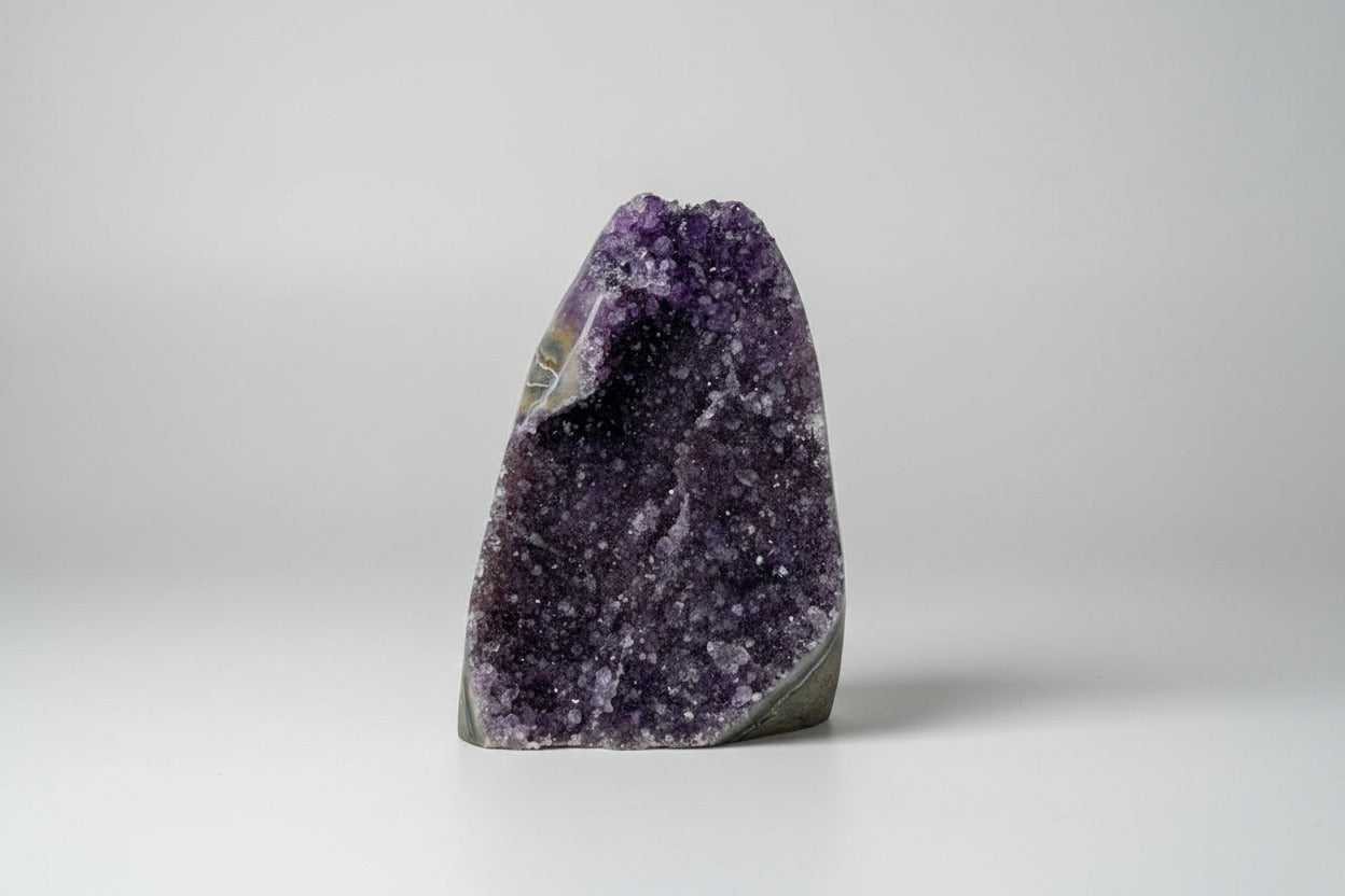 Amethist geode cut base met paarse binnenkant
