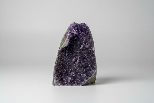 Amethist geode cut base met paarse binnenkant