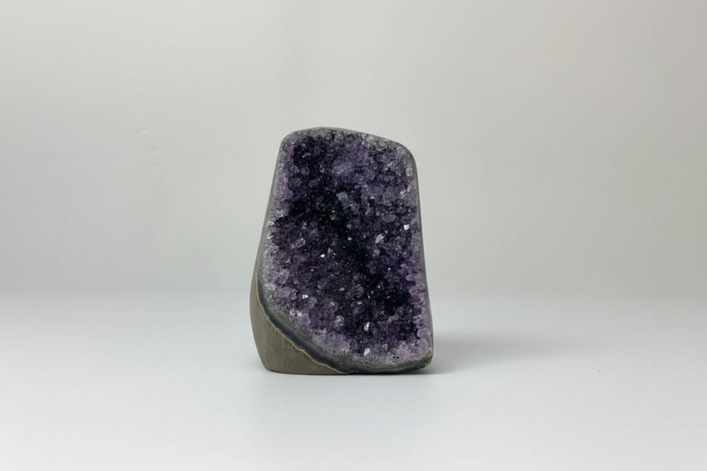 Amethist geode cut base met paarse binnenkant