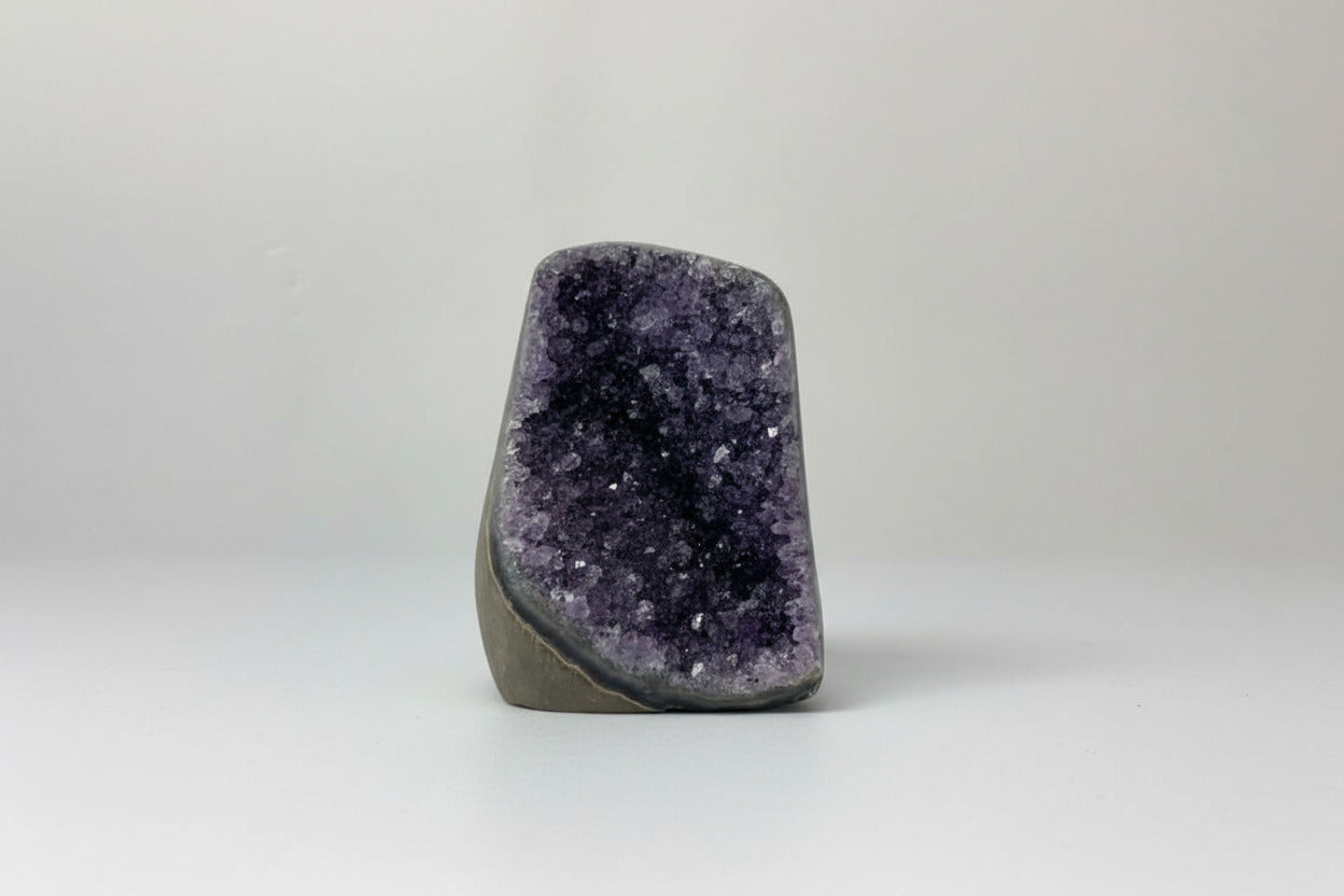 Amethist geode cut base met paarse binnenkant