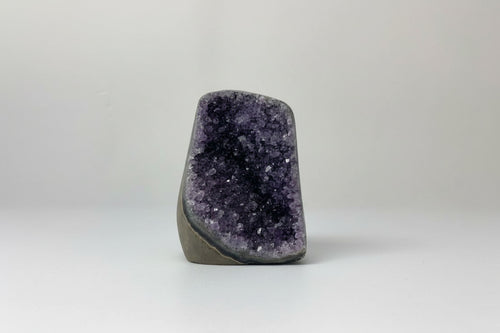 Amethist geode cut base met paarse binnenkant