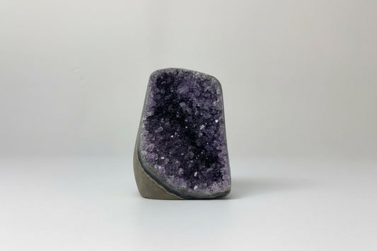 Amethist geode cut base met paarse binnenkant