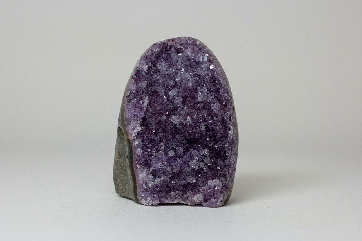 Amethist geode cut base met paarse binnenkant