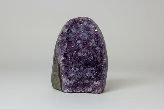Amethist geode cut base met paarse binnenkant