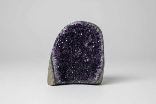 Amethist geode cut base met paarse binnenkant