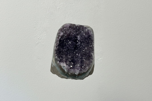 Amethist geode cut base met paarse binnenkant