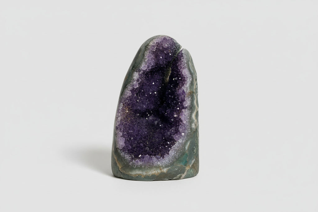 Amethist geode cut base met paarse binnenkant