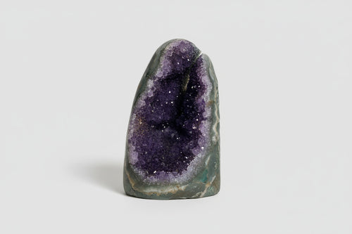 Amethist geode cut base met paarse binnenkant