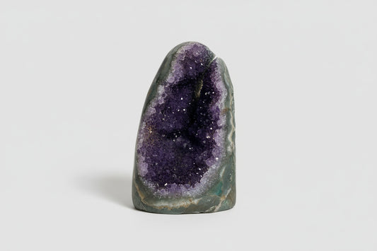Amethist geode cut base met paarse binnenkant