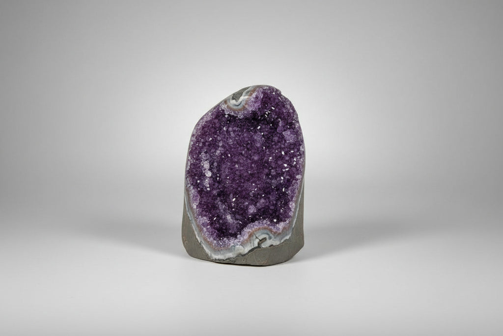 Amethist geode cut base met paarse binnenkant