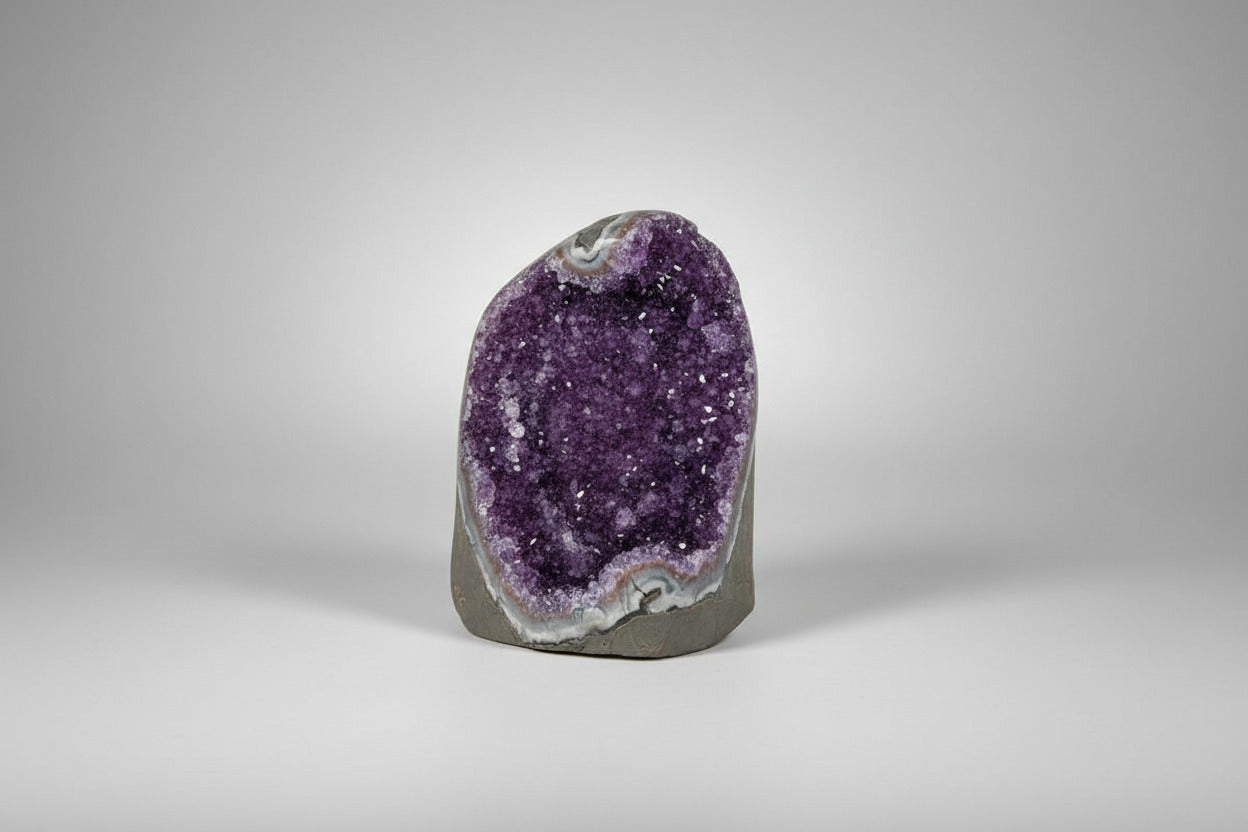 Amethist geode cut base met paarse binnenkant