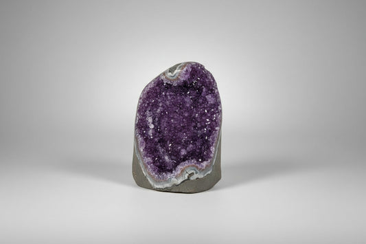 Amethist geode cut base met paarse binnenkant