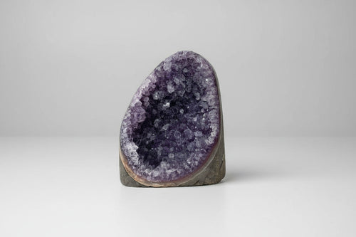 Amethist geode cut base met paarse binnenkant