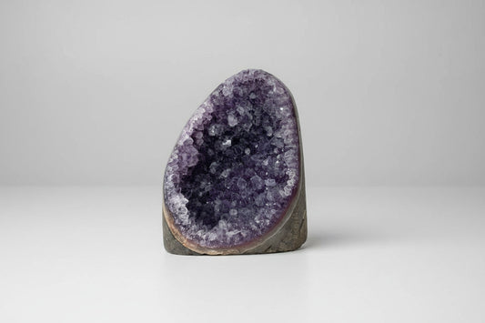Amethist geode cut base met paarse binnenkant