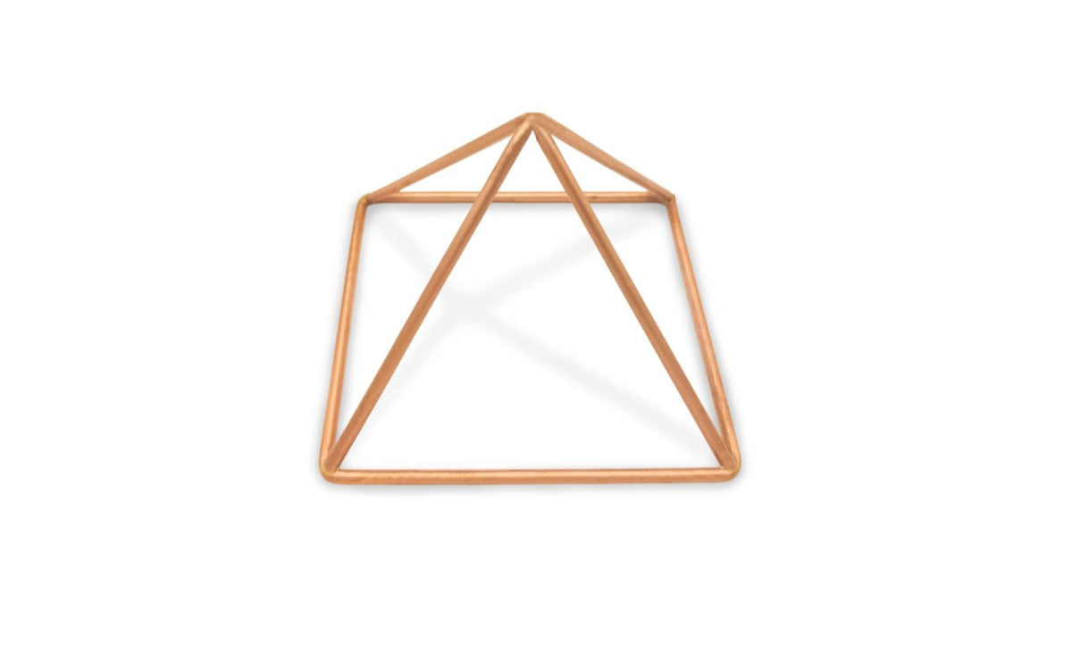 Ongelakte koperen Cheops piramide van 13 x 12 x 8 cm