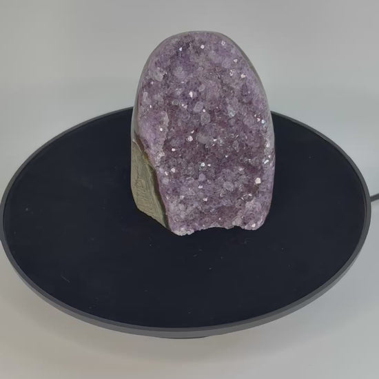 Amethist geode cut base – paarse kristalholte van dichtbij bekeken