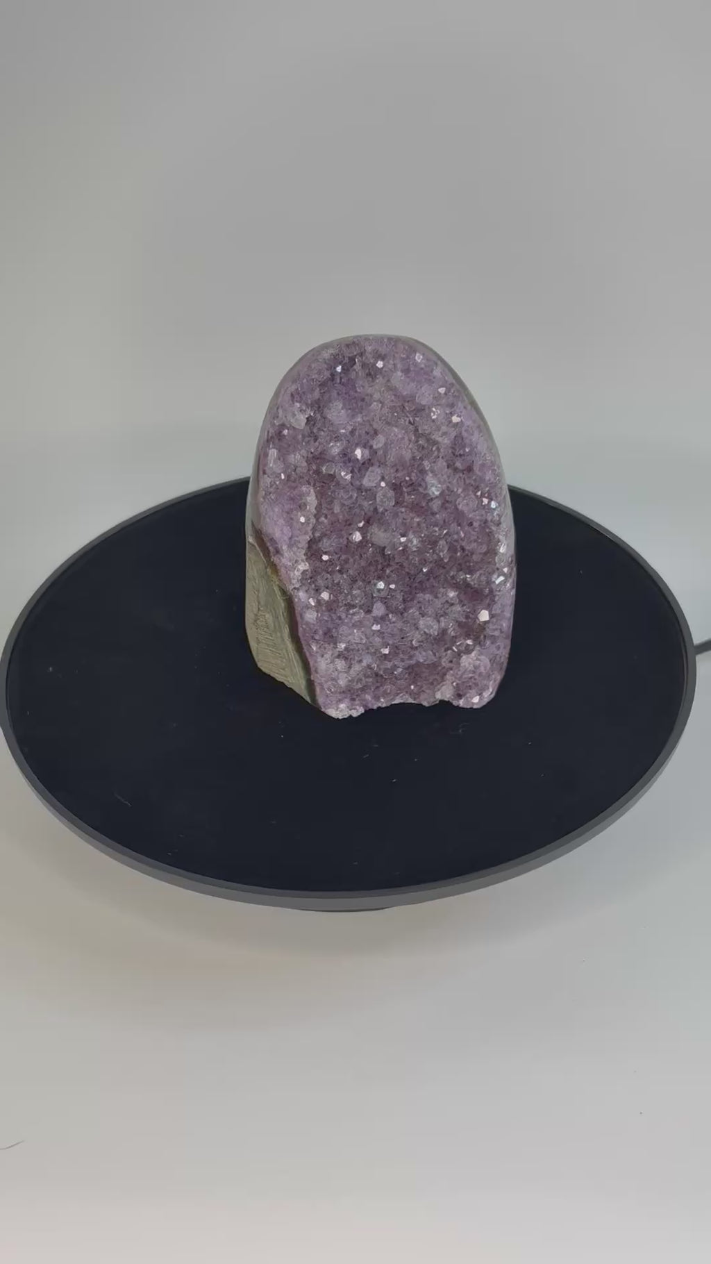 Amethist geode cut base – paarse kristalholte van dichtbij bekeken